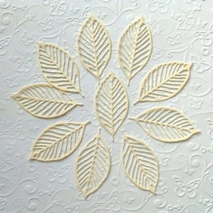 Вирубка з паперу ажурне листя айворі, 6*3 см, 10 шт.