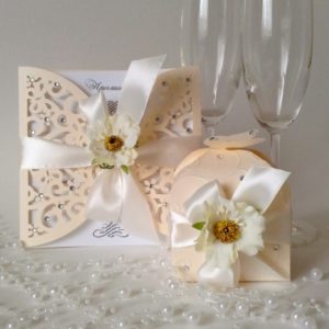 Приглашения Ажур с бабочками и стразами, 14*14 см.