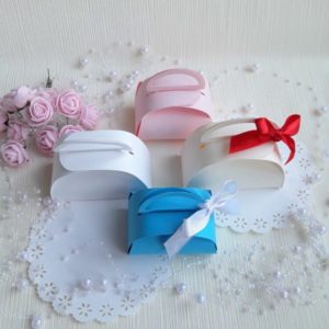 Коробочка - бонбоньерка с ручкой.