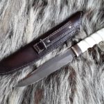 Нож Bowie с рукоятью ручной работы и ножнами из кожи буйвола.