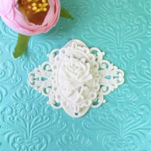 Рамка ажурна з камеєю-медальйоном, гнучкі, 5,5*6,5 см.