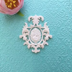 Рамка Вінтажна гнучка з маленькою овальною камеєю, 6,5*5,5 см.